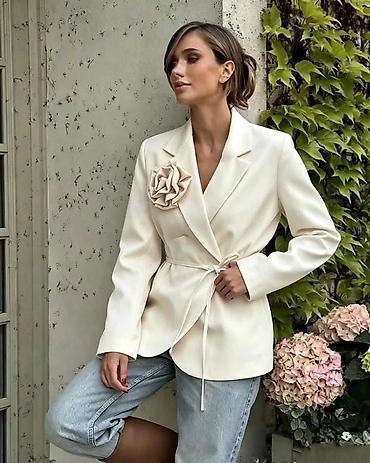 rumenilo: Elegantni ženski blejzer sa cvetnim detaljem

Sako: 2.999 dinara
S M L — 4