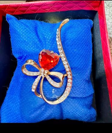 Наборы украшений: Г. Ош. Бижутерия. Серьги, кольцо и кулон. Серебристого цвета. Камень — 5