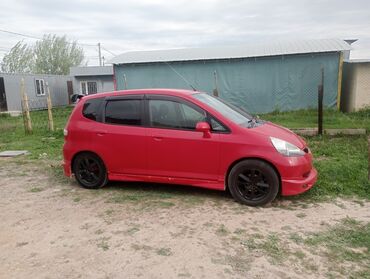 бокс на крышу авто купить в бишкеке: Красный хэтчбек Honda Fit, представленный на изображениях, является