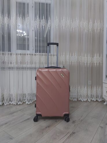купить бу чемодан: Dörd təkərli, yüngül çamadan səyahət zamanı əşyaları rahat daşımaq