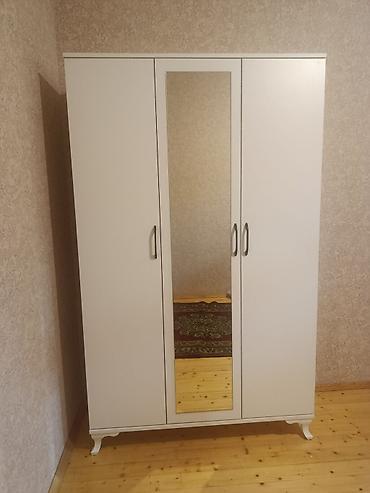 Ağ rəngdə 3 qapılı paltar şkafı - Ön hissədə orta qapıda tam boy at lalafo.az Ağ rəngdə 3 qapılı paltar şkafı - Ön hissədə orta qapıda tam boy