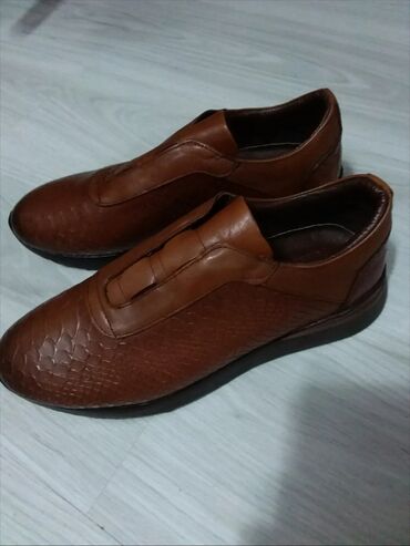 Ayaqqabılar: Məhsul: Kişi ayaqqabıları – 2 cüt, qəhvəyi rəng 1) Klassik slip-on — 1