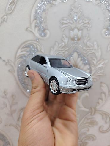 Model maşın – metal korpuslu, gümüşü rəngdə sedan. Detallı salon və