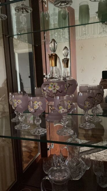 чайный сервис: Bənövşəyi rəngdə şüşə içki dəsti - 2 ədəd karaf: şəffaf şüşə gövdə