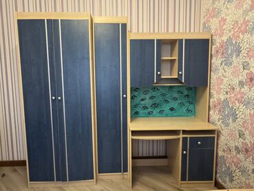 Digər mebel: Bej və mavi masa, şkaf və hündür kabinet