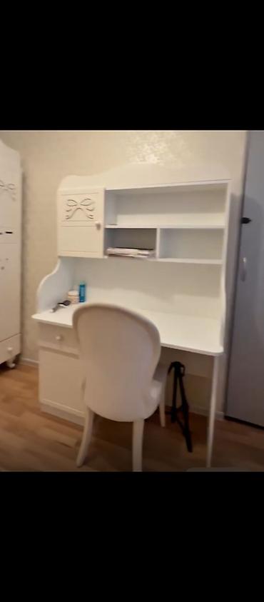 evden islemek: 077 613 12 74 Ağ rəngli yazı masası üst hissədə rəf və dolab bölmələri — 1