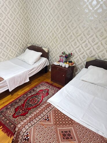 Otaqların günlük kirayəsi: 📍 Ünvan: İçərişəhər metrosunun qarşısı, Filarmoniya bağı ilə üzbəüz — 5