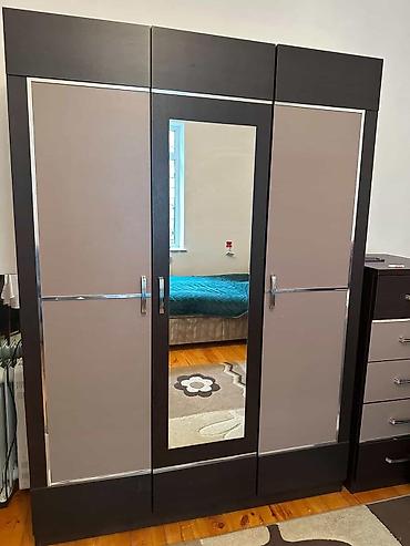 Dolab 150 azn. Yaxsi veziyyetdedir. Unvan Bileceri qesebesi.
k6239~SD