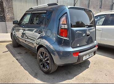 e 290: Kia Soul 1-ci nəsil, mavi rəng. Mühərrik: CRDi dizel (emblemdə — 5