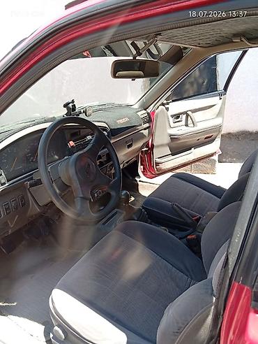 Транспорт: Mazda 626: 1991 г., 2 л, Механика, Бензин, Седан — 10
