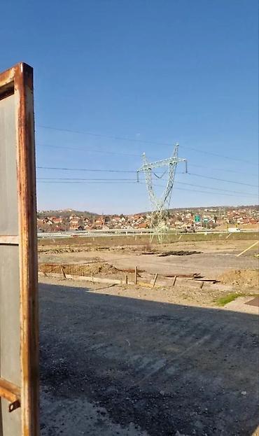 Magacini i radionice: Izdaje se ograđen plac površine 60 ari sa halom od 600 m2, na izuzetno — 8