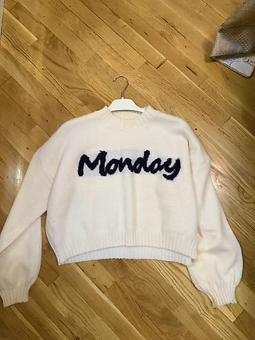 Ağ rəngli trikotaj sviter, ön hissədə iri “Monday” yazısı ilə. -