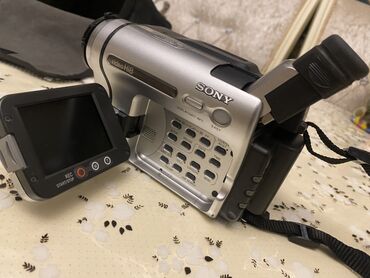 3 kameralı videoregistrator: Sony Handycam Video Hi8 kamera (model: CCD-TRV238E) Xüsusiyyətlər: -