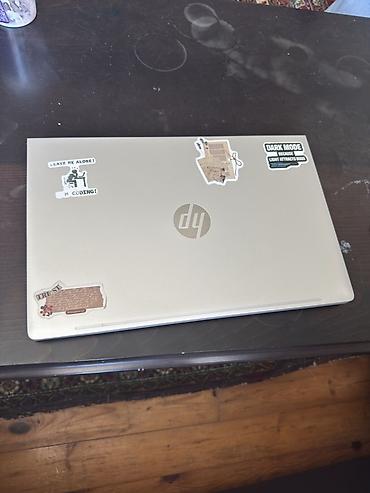 hp monoblok: HP noutbuk (gümüşü rəng). Üst qapaqda HP loqosu və dekorativ stikerlər — 2