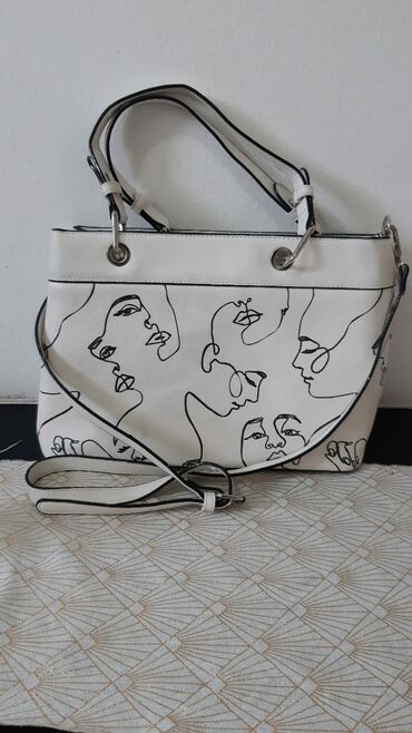 Handbags: Na prodaju prelepa bela torba