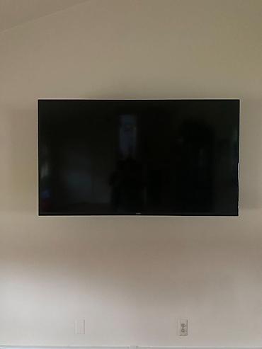 smart tv: Vizio divara quraşdırılmı - Təxmini 55–65 düym diaqonallı geniş ekran — 1