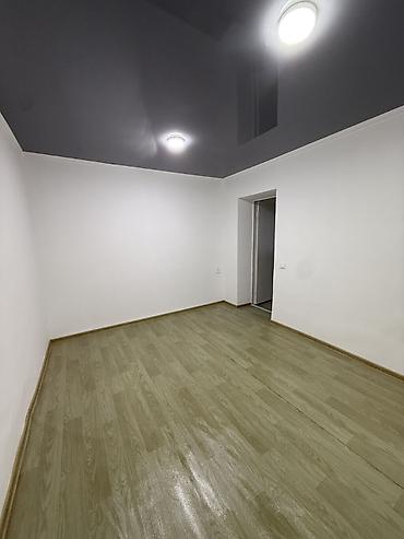Продажа коттеджей и домов: 🏡 Продаётся полдома в Бишкеке! 📍 Район Шоро 🌳 Участок — 3 сотки 🛏 3 — 7