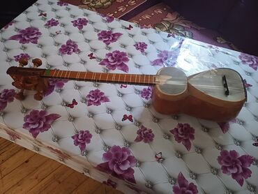 tar üçün mikrafon: Azərbaycan musiqi aləti olan tar satılır. Tarın korpusu taxtadan