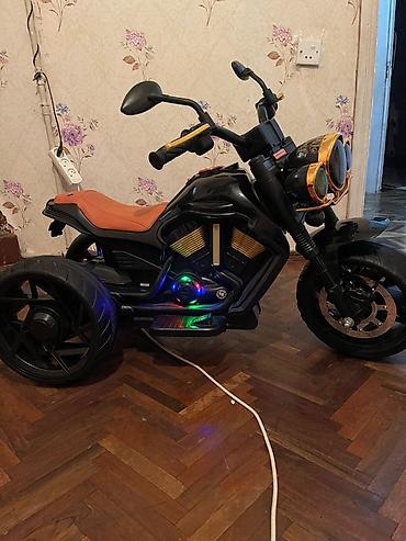 usaq maslnlarl: Uşaq elektrik motosikleti – 3 təkərli - Rəng: qara gövdə, qızılı — 2