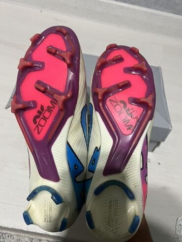 настольные теннисные ракетки: Футбольные бутсы Nike Mercurial Zoom. Модель выполнена в белом цвете с