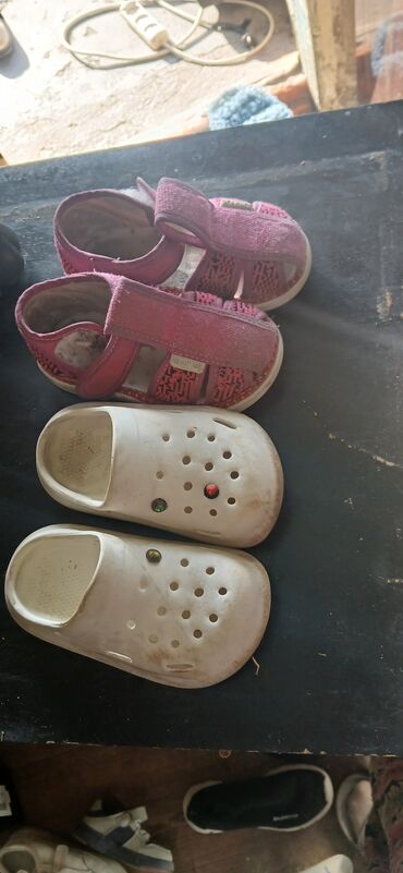 crocs купить дешево: Детская обувь набором: - Пара розовых текстильных сандалий с закрытым