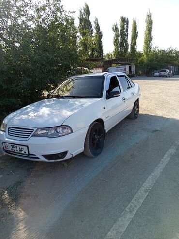 железный диск на 16: Daewoo Nexia (седан), белый цвет. Основные особенности: - Кузов