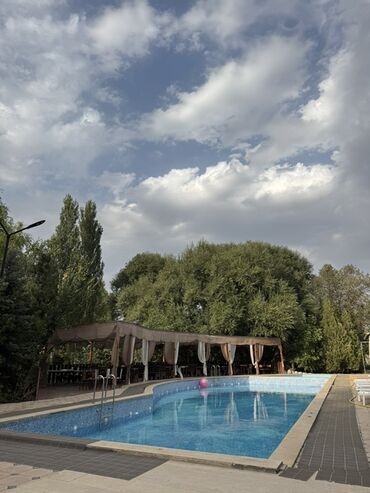 аренда домов посуточно: Гостиничные номера с открытым бассейном и зоной отдыха Описание