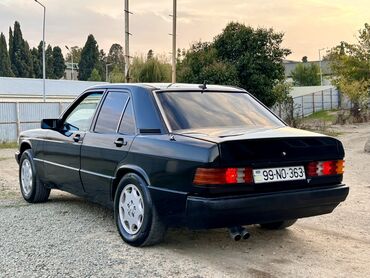 Mercedes-Benz: Maşın şəkildə göründüyü kimidir. Kasmetikasi idealdi. Tək kraskasina — 2