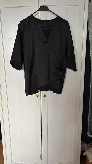 Qara rəngli qadın bluzası - Model: asimmetrik kəsimli, öndən qatlana