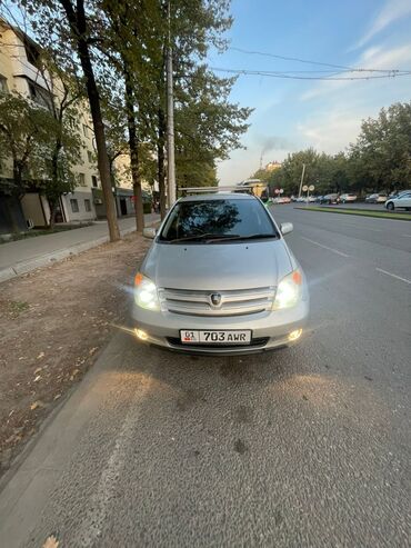 задние фары на ауди с4: Компактный хэтчбек серебристого цвета. Основные особенности: - 5
