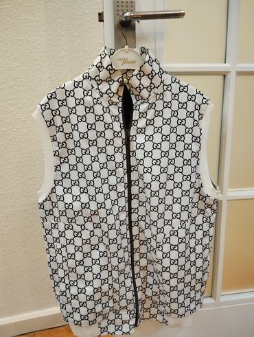 ağ mokasinlər: Ağ-qara naxışlı, qol­suz kişi/jinsilər üçün yelek. - Üst hissə: ağ