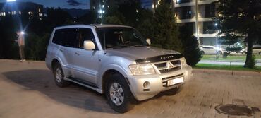 ниссан поджеро: Автомобиль Mitsubishi Pajero серебристого цвета. Этот внедорожник с