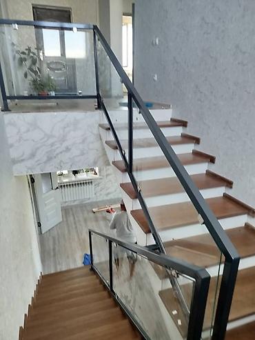 Деревянные лестницы: Деревянная лестница Для дома, Бесплатный замер, Вид дерева: Сосна, Форма лестницы: Много-маршевая, Стиль: Классический — 15