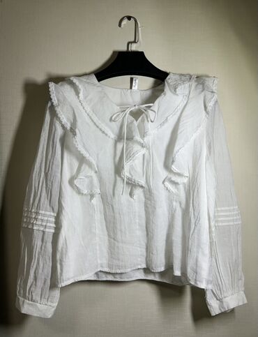 б у брендовые вещи: Белоснежная женская блуза с рюшами и кружевной отделкой. Особенности