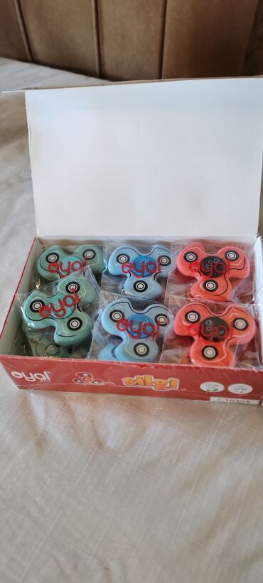 Uşaqlar üçün digər mallar: Hər növ məktəb ləvazimatları satılır — qələm, dəftər, pozan, xətkeş — 12