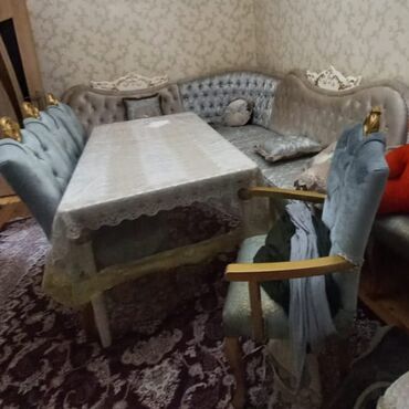 oturacaq divanlar: Masa desti 550₼ satılır kunc divan jurnalni 620₼ satılır Masanın