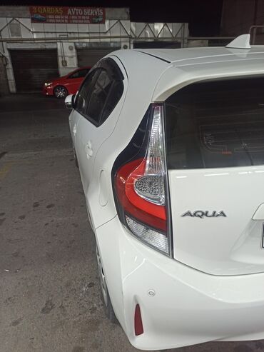Toyota: Toyota Aqua Hybrid – ağ rəngli, 5 qapılı şəhər hetçbeki — 10
