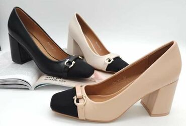 sivo odelo i braon cipele: Pumps, 41