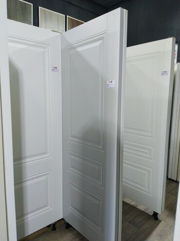 Seyflər: Ağ rəngdə, klassik dizaynlı qapı. Panellər ilə bəzədilmişdir. Ev və ya