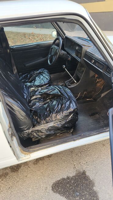 VAZ (LADA): Vaz 2107, ağ rəngli sedan Texniki xüsusiyyətlər: - Ban tipi: sedan, 4 — 6