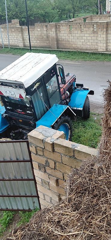 Mavi rəngli kabinli traktor - Güclü dizel mühərrik, arxa təkər