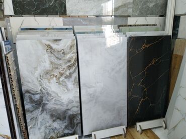 Kafel və metlax: Mərmər naxışlı keramik plitələr müxtəlif rənglərdə təklif olunur. Bu