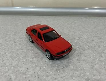 555: Qırmızı rəngli metal avtomobil modeli – sedan tipli klassik dizayn — 4