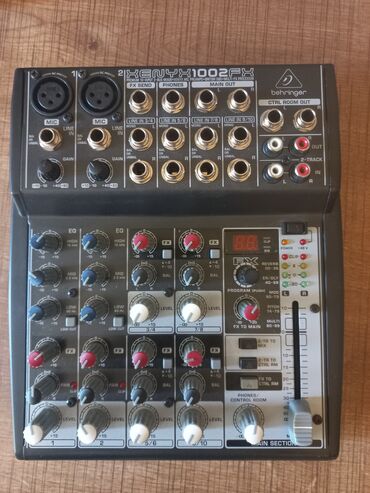 Səs gücləndiriciləri: Behringer Xenyx 1002FX mikser pultu. Səkkiz giriş kanal, iki mikrofon