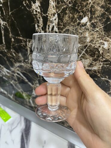 Masaüstü dəstlər: Kəsimli şüşədən ibarət masaüstü dəst. - 2 ədəd şüşə qab: dərin — 4