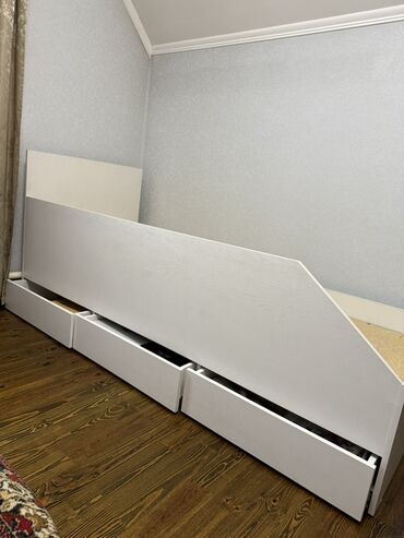 современный письменный стол для школьника: Односпальная кровать с высоким бортиком и встроенными выдвижными