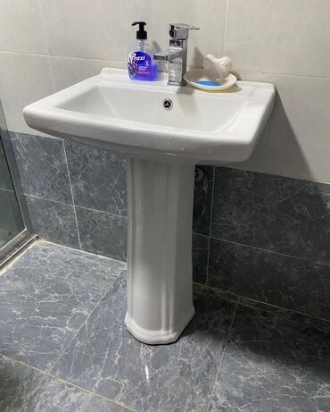 Mətbəx çanaqları: Ayaqüstü keramika hamam lavabosu və qarışdırıcı kran - Klassik sütun