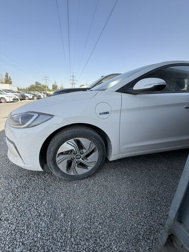 продаю авто в лизинг: Белый седан Hyundai Elantra с элегантным дизайном и современным