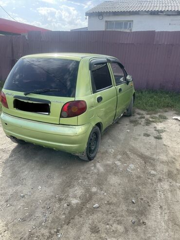авто лизинг рассрочка: Компактный хэтчбек Daewoo Matiz светло-зеленого цвета. Автомобиль