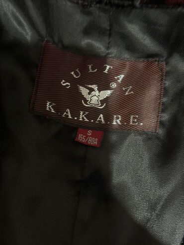 Dəstlər, kostyumlar: İkinci el paltarlar Məhsul: 2 ədəd üst geyimi dəsti 1) Qolsuz qadın — 18